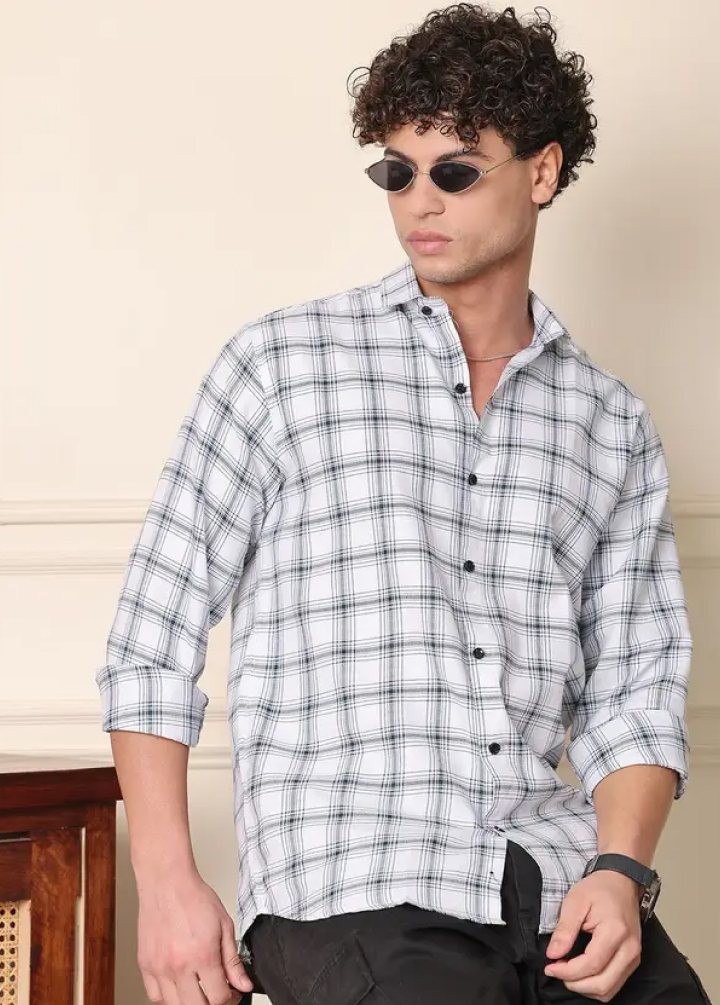 Men Regular Fit Solid Spread Collar Casual Shirt