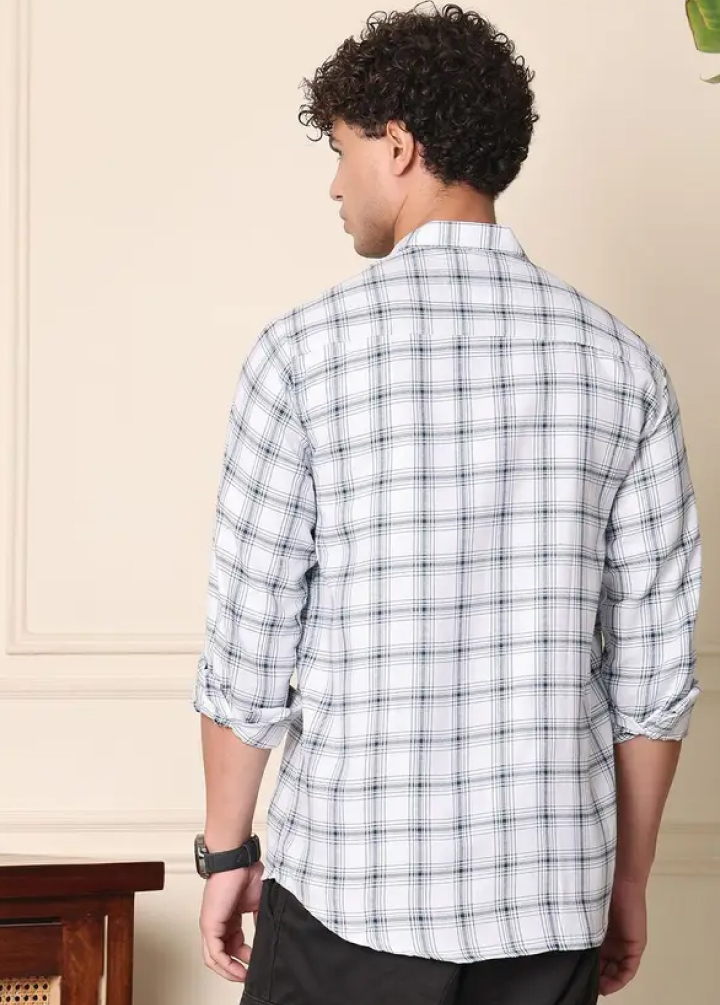 Men Regular Fit Solid Spread Collar Casual Shirt